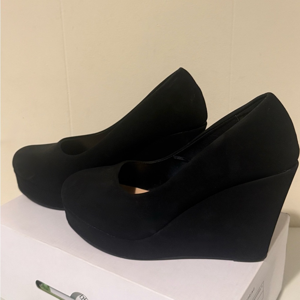Elegant Black Wedge Heels - Picture 3 of 4
